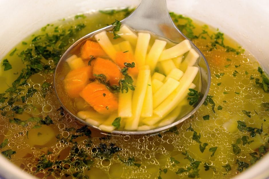 Caldo de huesos para recuperar el cuerpo después de las fiestas