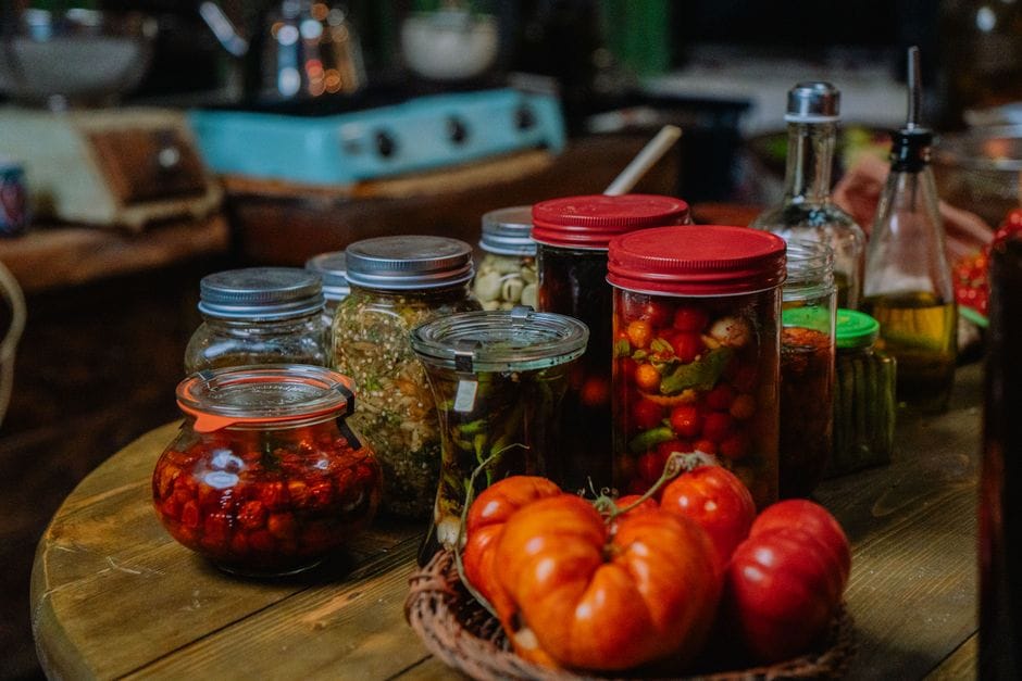 Encurtidos caseros: pepinillos, cebollitas y zanahorias en vinagre