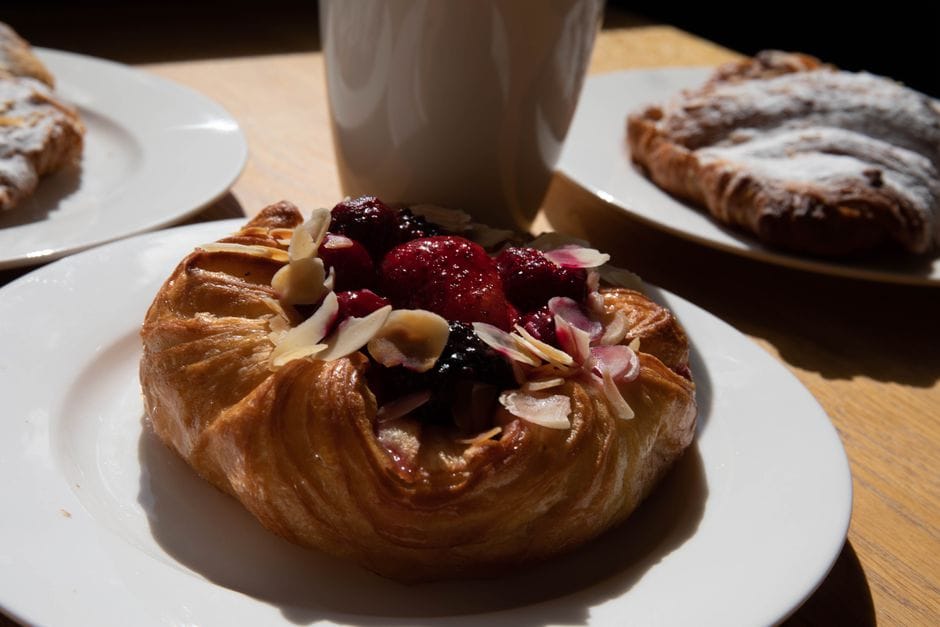 Buñuelos de viento y huesos de santo: la repostería de Todos los Santos