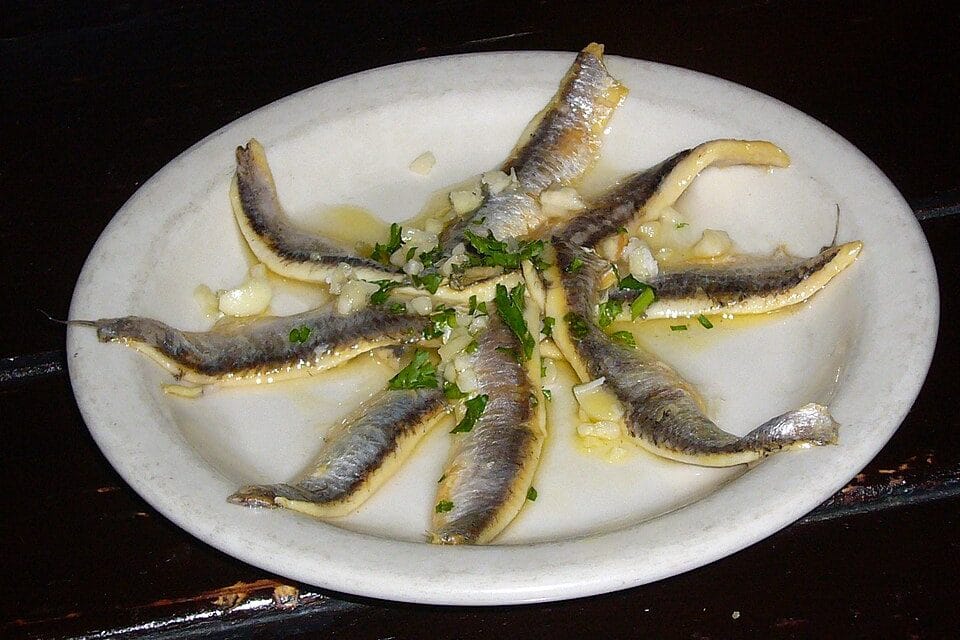 Boquerones en vinagre caseros: la tapa fría de julio que triunfa sin encender el horno