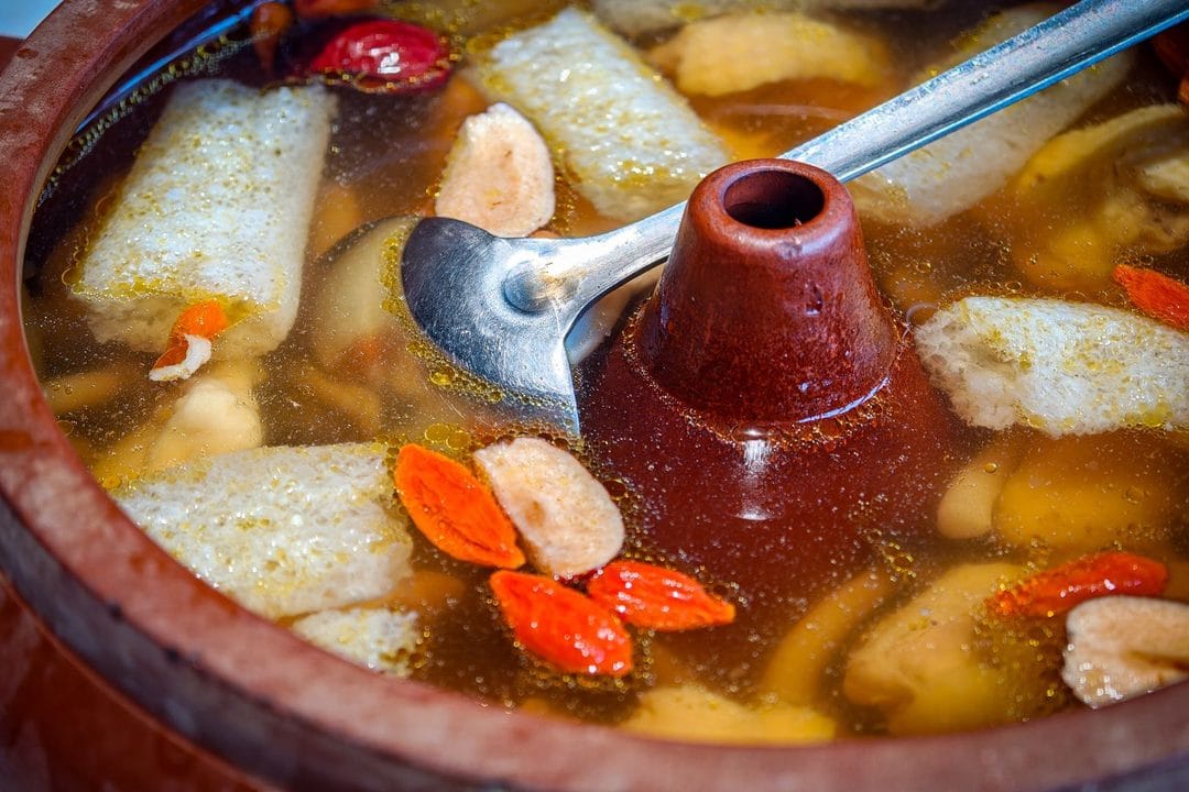 Sopa de ajo castellana: receta en cazuela de barro, con pan frito y huevo al final