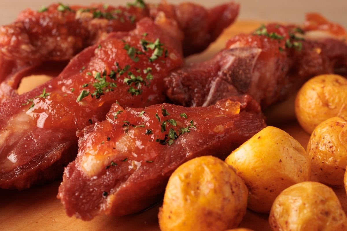 Patatas con costillas al pimentón de la Vera: el guiso de octubre y el error de quemar el pimentón