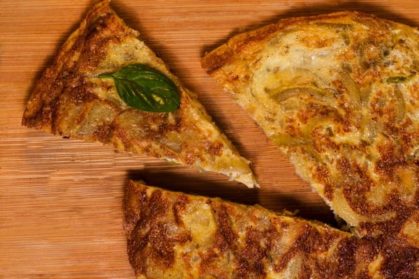 Cómo hacer una buena tortilla de patatas, con o sin cebolla
