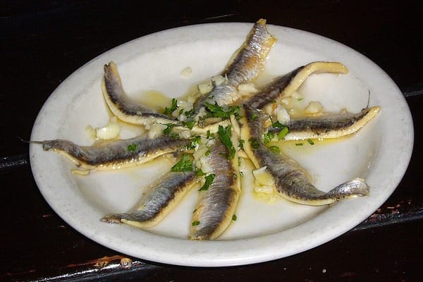 Boquerones en vinagre caseros: la tapa fría de julio que triunfa sin encender el horno