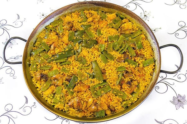 Paella valenciana auténtica: la receta con los diez ingredientes que exige la Denominación de Origen