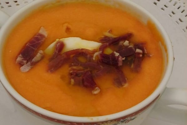 Salmorejo cordobés: la receta original con pan, tomate y aceite de oliva (y por qué no es gazpacho)