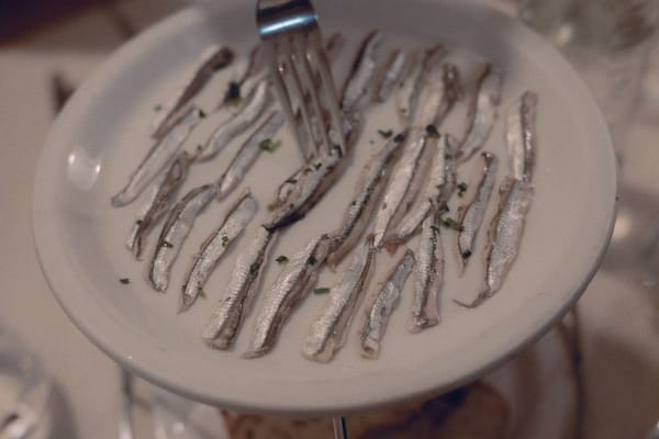 Boquerones en vinagre: la tapa de agosto que no está cruda aunque lo parezca