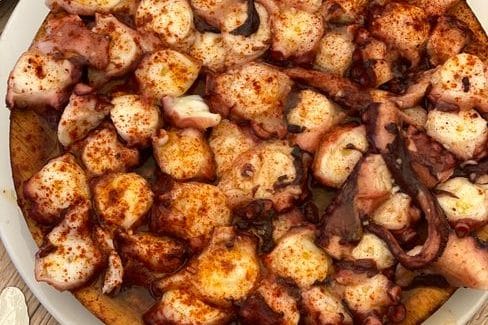 Pulpo a la gallega en agosto: la fiesta de O Carballiño y el secreto de una cocción perfecta