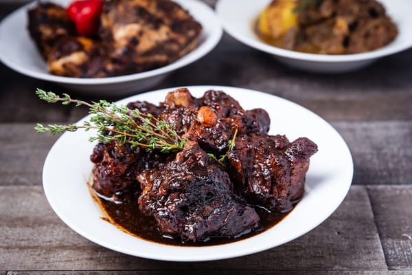 Rabo de toro a la cordobesa: el estofado de fuego lento que exige cuatro horas y ni un minuto menos